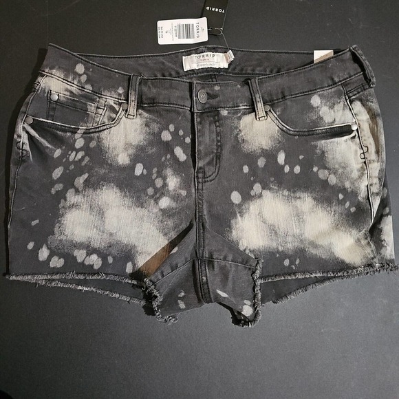 TORRID SHORTS WOMEN'S SIZE 16 BLACK SPLATTER 3.5 Inch Mid Rise 5 Pocket Sold Out - Picture 1 of 10